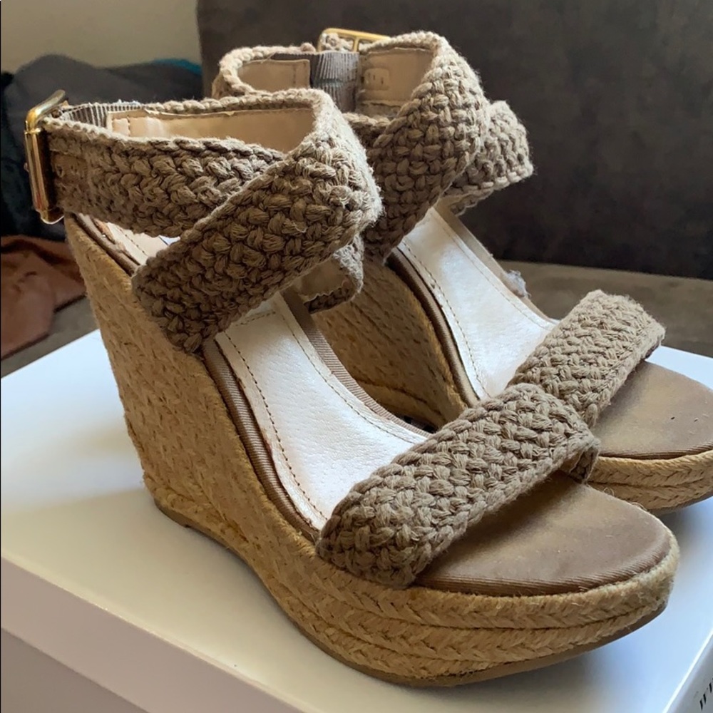 Steve Madden tan wedges